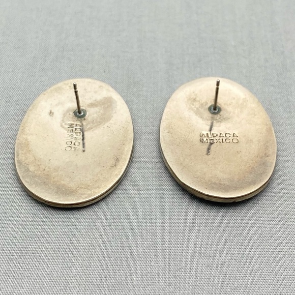 Mexico Alpaca Silver Oval Earrings with Floral Patterned Mother of Pearl Inlay - Picture 7 of 9